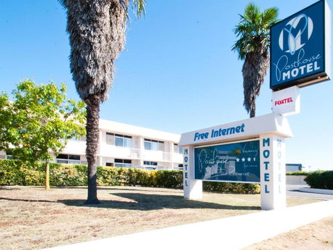 Posthouse Motor Lodge - Pubs and Clubs 0