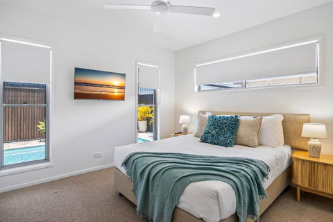 Premium 4-Bed Coastal Escape With BBQ And Pool - Pubs and Clubs 3