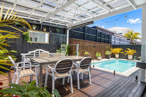 Premium 4-Bed Coastal Escape With BBQ And Pool - Pubs and Clubs 0