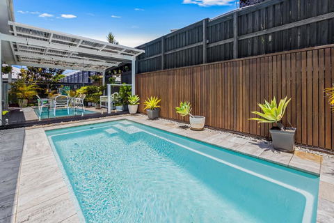 Premium 4-Bed Coastal Escape With BBQ And Pool - Pubs and Clubs 1