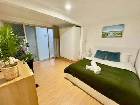 Prime 1BR Near Transport And Retail - Pubs and Clubs 2