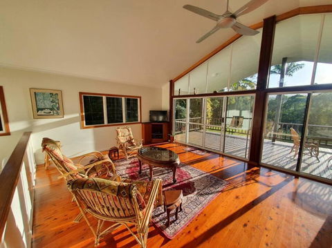 Private Rainforest Ridge Retreat - Pubs and Clubs 0