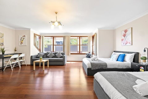 Quadruple Room W Ensuite In Gordon Near Train & Bus - Go Out 3