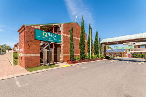 Quality Inn Railway Motel - Pubs and Clubs 0