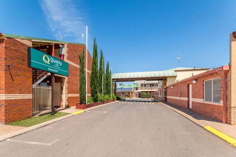 Quality Inn Railway Motel - Pubs and Clubs 1