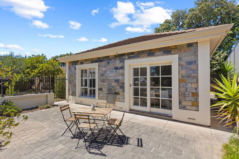 Quiet 2-Bed Retreat With Private Courtyard - Pubs and Clubs 3