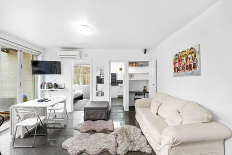 Quiet And Peaceful Beachside 1BR Retreat W Parking - Pubs and Clubs 0