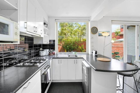 Quiet And Peaceful Beachside 1BR Retreat W Parking - Pubs and Clubs 1