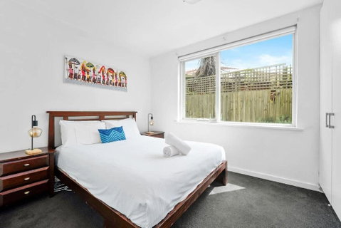 Quiet And Peaceful Beachside 1BR Retreat W Parking - Pubs and Clubs 2