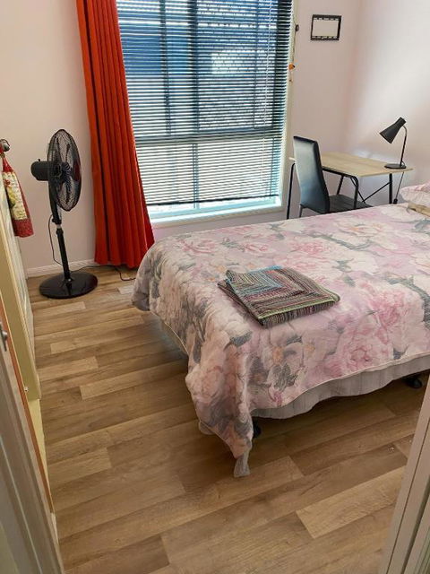 Red Cottage FEMALE ONLY BUDGET STAYS With Bedroom Plus Private Kitchenette Room - Pubs and Clubs 0