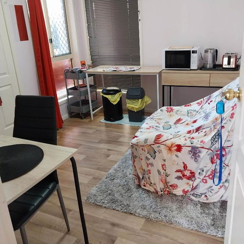Red Cottage FEMALE ONLY BUDGET STAYS With Bedroom Plus Private Kitchenette Room - Pubs and Clubs 3