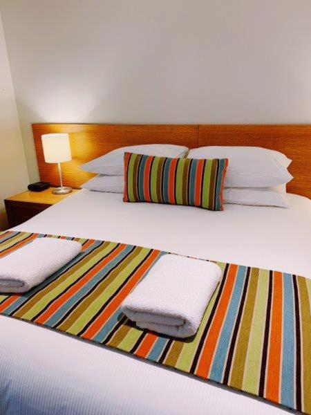 Red Earth Motel - Pubs and Clubs 3