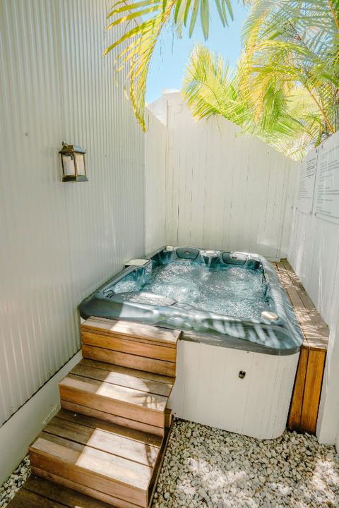 Private Outdoor Spa, Fire Pit, Cinema Room - THE COTTAGE COOLUM BEACH - Pubs and Clubs 0