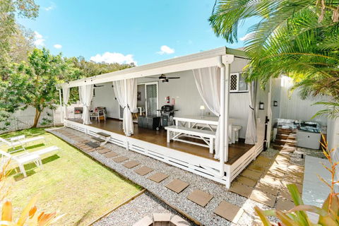Private Outdoor Spa, Fire Pit, Cinema Room - THE COTTAGE COOLUM BEACH - Pubs and Clubs 1
