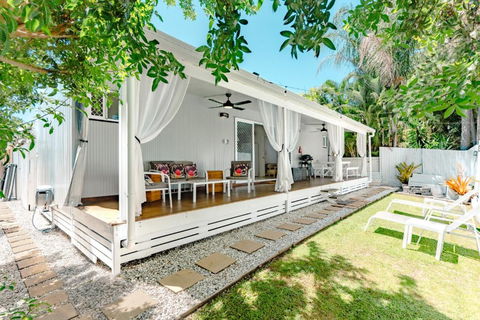 Private Outdoor Spa, Fire Pit, Cinema Room - THE COTTAGE COOLUM BEACH - Pubs and Clubs 2