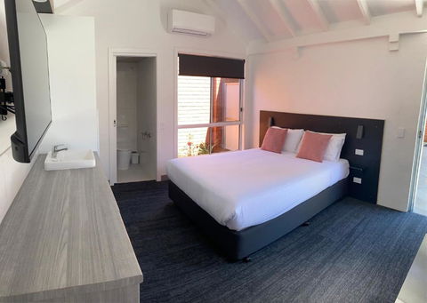 Railway Motel Myrtleford - Pubs and Clubs 3