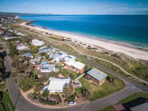 At The Beach - 54 Elizabeth Crescent - Pubs and Clubs 0