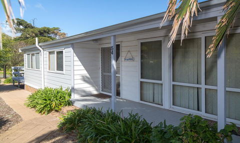 At The Beach - 54 Elizabeth Crescent - Pubs and Clubs 1