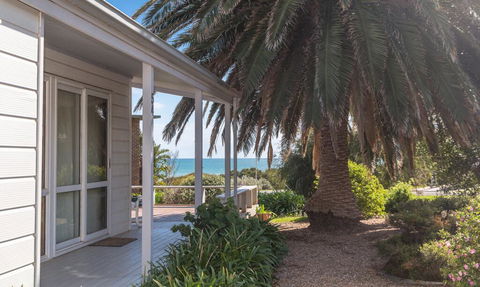 At The Beach - 54 Elizabeth Crescent - Pubs and Clubs 2