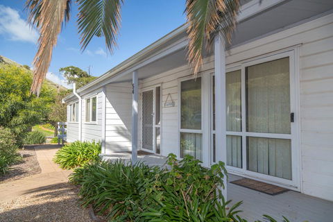 At The Beach - 54 Elizabeth Crescent - Pubs and Clubs 3