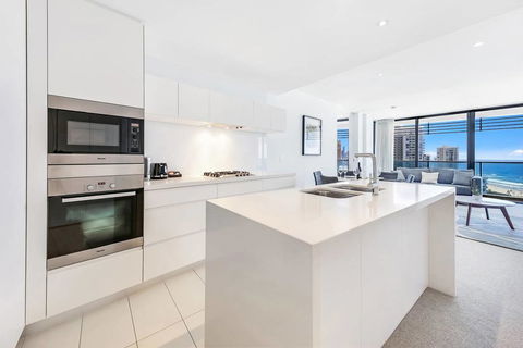 Awesome Ocean Views Broadbeach WiFi, Netflix, Wine - Pubs and Clubs 3