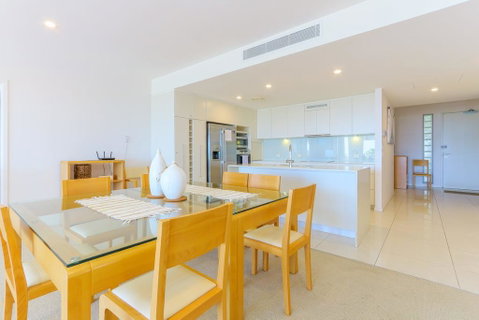 Azura Ocean View Holiday Apartment - Go Out 3
