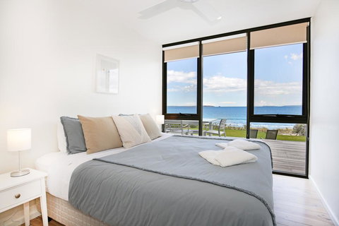 Azure Absolute Beachfront - Pet Friendly - Go Out 3