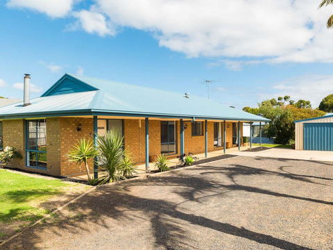Back Beach Retreat - Pubs and Clubs 0