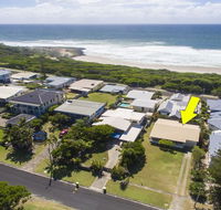 Bailey's Beach House - Pubs and Clubs