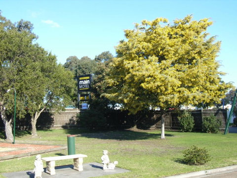 Bairnsdale Main Motel - Pubs and Clubs 0