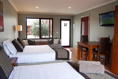 Bairnsdale Motel - Pubs and Clubs 2