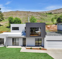 Balcony to Bogong - modern house ten minute stroll to town - Pubs and Clubs
