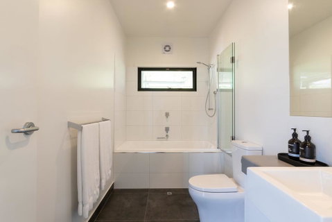 Balcony To Bogong - Modern House Ten Minute Stroll To Town - Pubs and Clubs 1