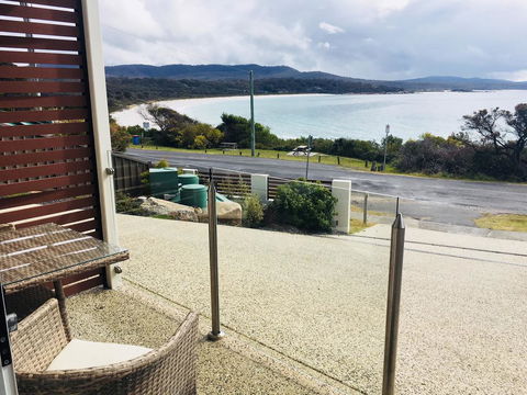 Balmoral Apartment Binalong Bay - Pubs and Clubs 1