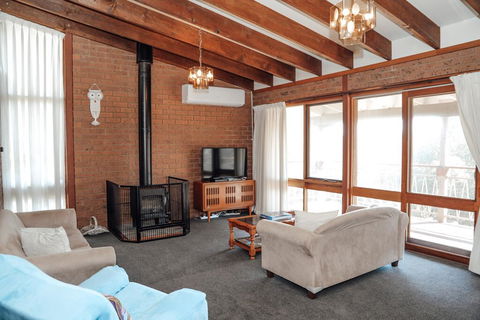 Banksia Beach House - Pubs and Clubs 1