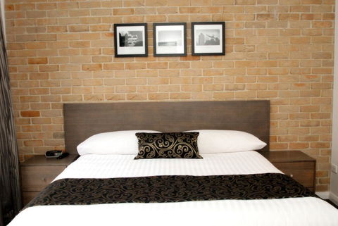 Banna Suites Apartments - Pubs and Clubs 0