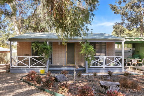 Barossa Country Cottages - Pubs and Clubs 2