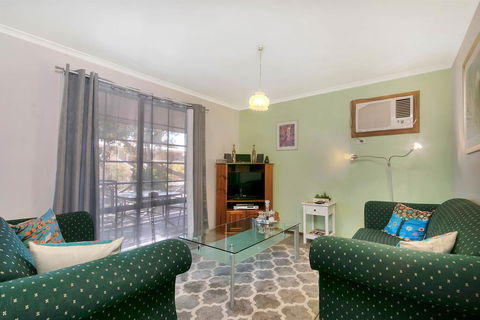 Barossa Country Cottages - Pubs and Clubs 3