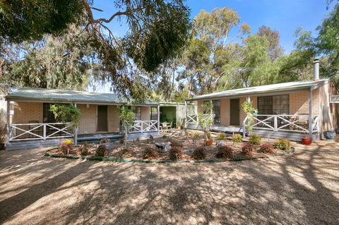 Barossa Country Cottages - Pubs and Clubs 1