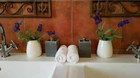 Barossa Glen - Henri's Cottage - Bed & Breakfast - Pubs and Clubs 2