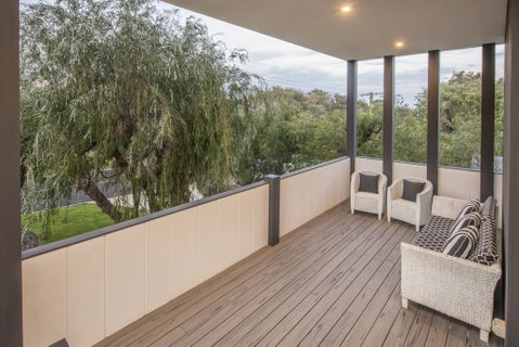 Bay View Retreat - Stunning Ocean Views And 300 Metres To Beach - Go Out 3