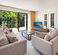 Bayona Apartments - Pubs and Clubs