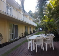 Bayshores Holiday Apartments - Pubs and Clubs
