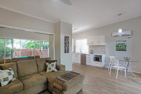 Beach Cottage On Cassia Avenue, Central Coolum Beach - Pubs and Clubs 3
