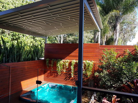 Beach Cottage On Cassia Avenue, Central Coolum Beach - Pubs and Clubs 1