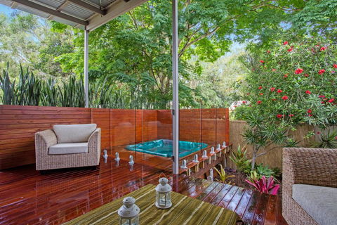 Beach Cottage On Cassia Avenue, Central Coolum Beach - Pubs and Clubs 0