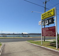 Beach Drive Motel - Pubs and Clubs