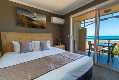 Beach Haven Executive Apartments - Pubs and Clubs 0