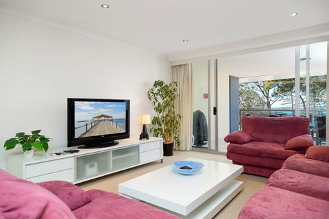 Beach House On Suttons - Pubs and Clubs 2