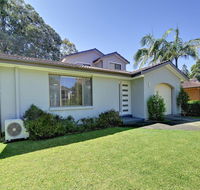 Beach House' 8 Mistral Close - large house with aircon - Pubs and Clubs